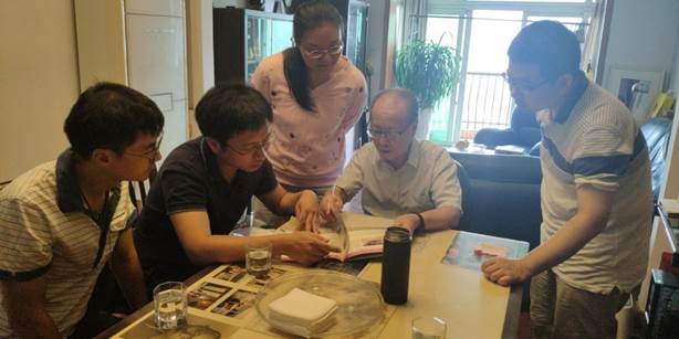 几个人在桌子前  描述已自动生成